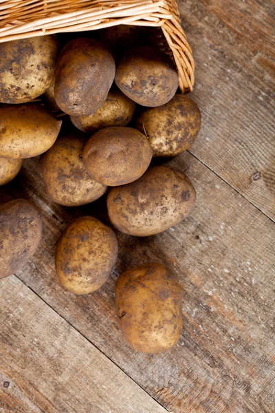 Košík s čerstvým brambory — Stock fotografie