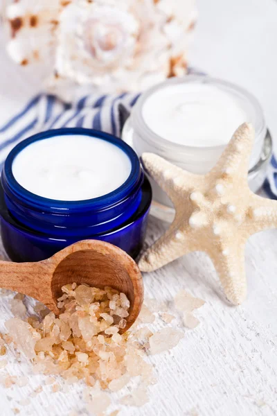 Face cream and sea salt — Stock Photo, Image