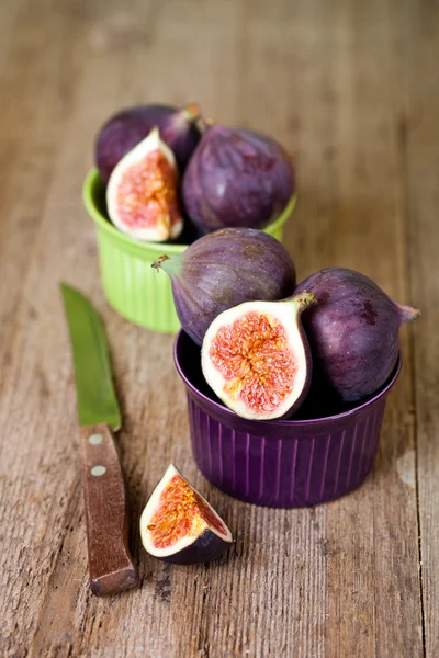 Bowls with fresh figs and old knife — Stock Photo, Image
