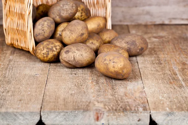 Basket with fresh potatoes — Stock Photo, Image