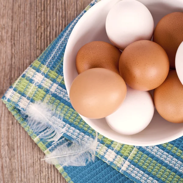 Eier in einer Schüssel, Handtuch und Federn — Stockfoto