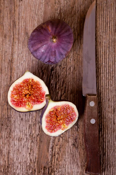 Fresh figs and old knife — Stock Photo, Image