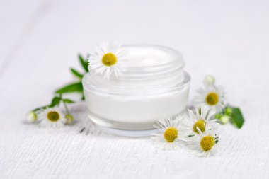 konteyner ile krema ve chamomiles