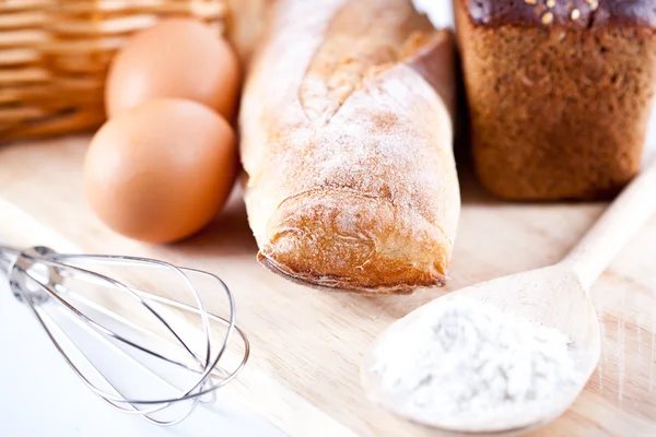 Pane, farina, uova e utensili da cucina — Foto Stock