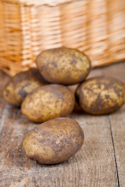 Cesta com batatas frescas — Fotografia de Stock