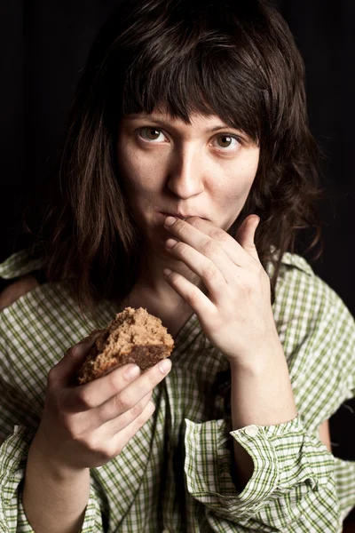 Tiggaren kvinna äta bröd — Stockfoto