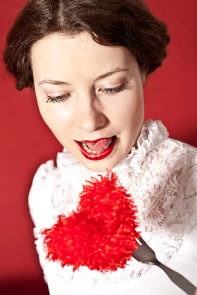 Linda mulher com vermelho ouvir — Fotografia de Stock