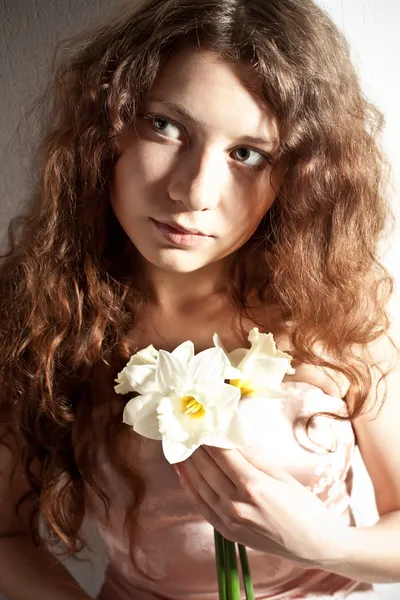 Beautiful woman with narcissus — Stock Photo, Image