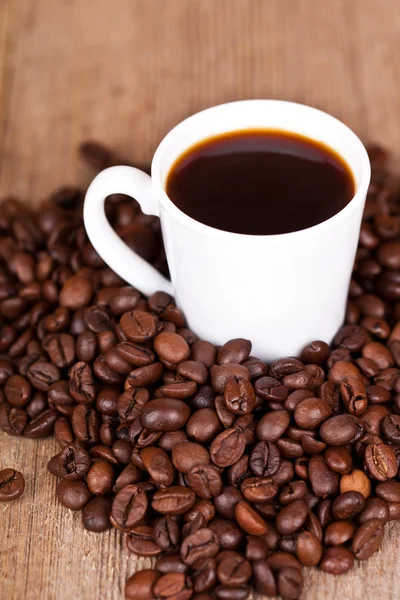 Tasse Kaffee und Bohnen — Stockfoto