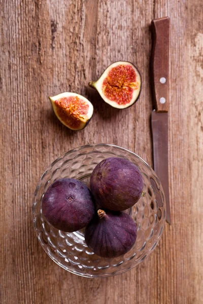 Fresh figs and old knife — Stock Photo, Image