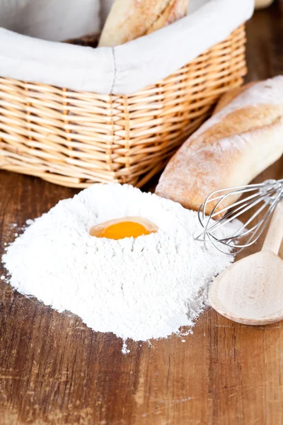 Brood, meel, eieren en keuken gebruiksvoorwerp — Stockfoto