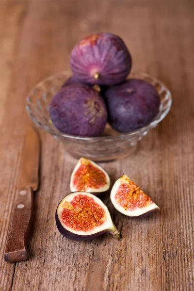 Ciotola con fichi freschi e vecchio coltello — Foto Stock