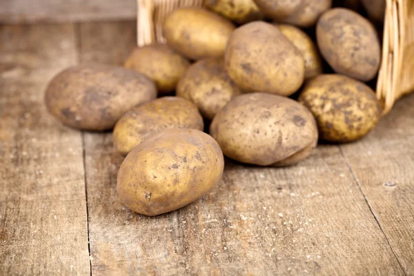 Basket with fresh potatoes — Stock Photo, Image