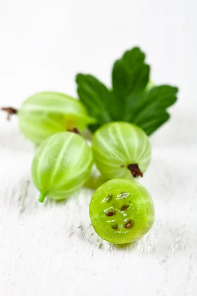 Stachelbeeren mit Blättern — Stockfoto