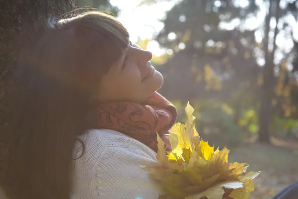 Pretty woman in the autumn park — Stock Photo, Image