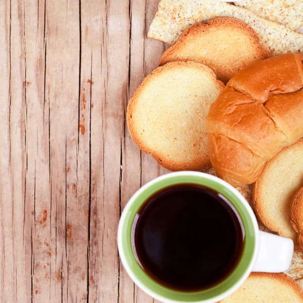 Xícara de café, biscoitos e croissant fresco — Fotografia de Stock