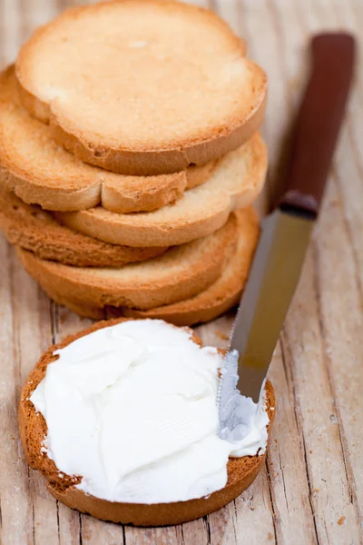 Snack crackers with cream cheese — Stock Photo, Image