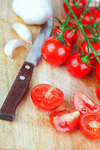 Fresh tomatoes, garlic and old knife — Stock Photo, Image