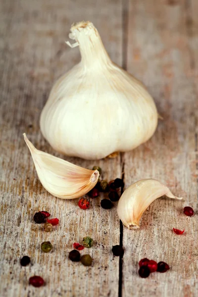 Garlic and peppercorns — Stock Photo, Image