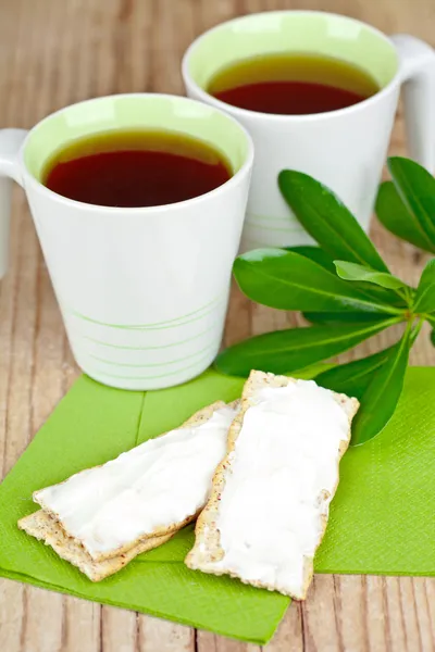 Tee und Cracker mit Frischkäse — Stockfoto