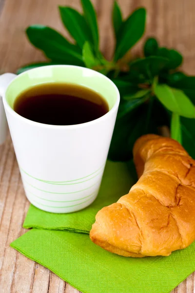 Kopje thee en verse croissants — Stockfoto