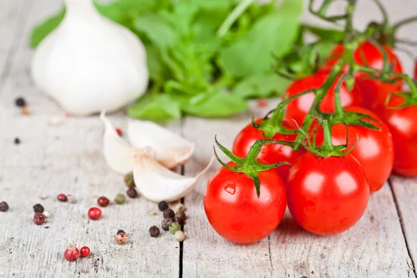 Fresh tomatoes, rucola, garlic and peppercorns — Stock Photo, Image