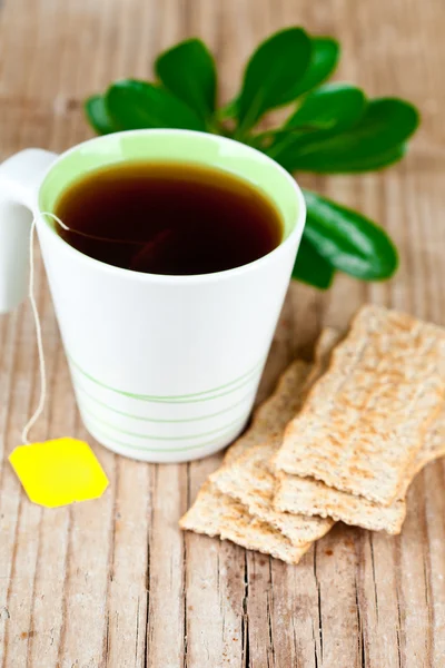 Tasse Tee und Müslicracker — Stockfoto