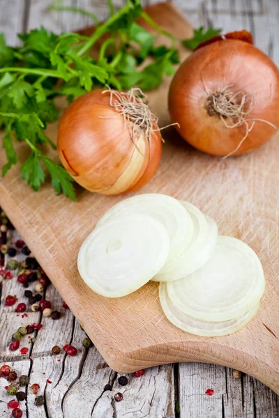 Cebollas frescas, perejil y granos de pimienta —  Fotos de Stock