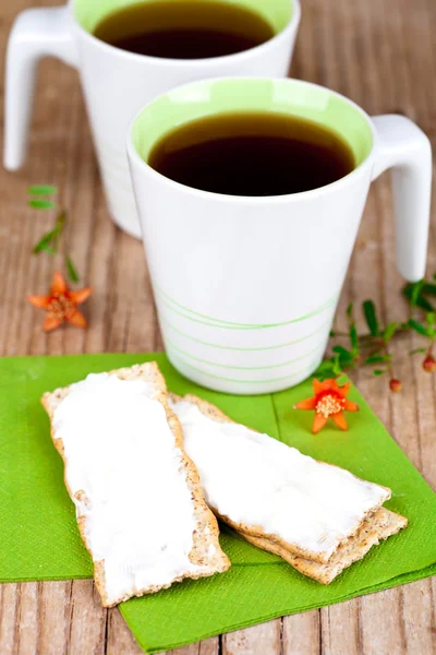 Tea and crackers with cream cheese — Stock Photo, Image