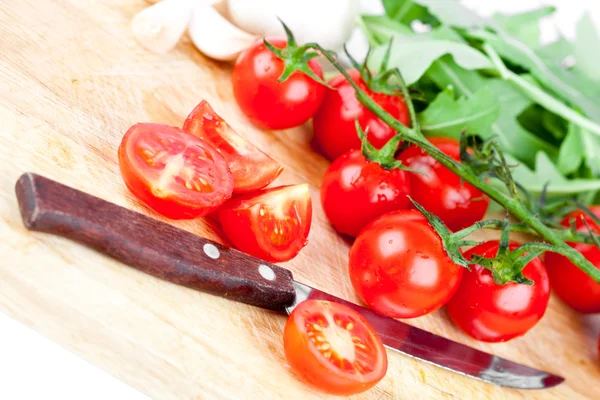 Fresh tomatoes, garlic and old knife — Stock Photo, Image