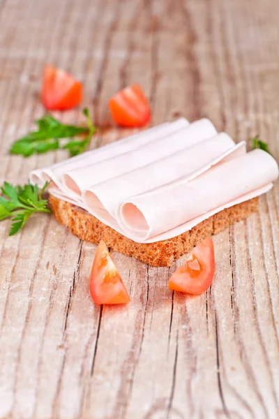 Bread with sliced ham, fresh tomatoes and parsley — Stock Photo, Image