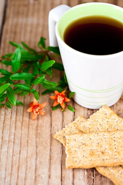 Tasse Tee und Cracker — Stockfoto