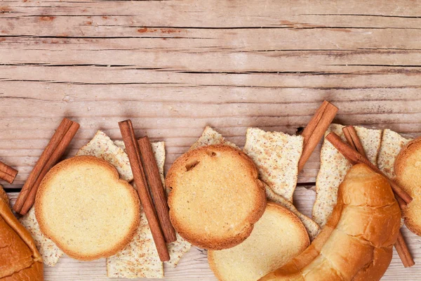 Cracker, Zimtstangen und frische Croissants — Stockfoto