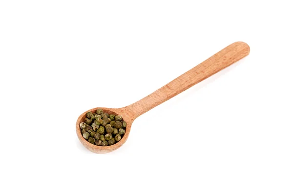 Πράσινη πιπεριά σε ξύλινο κουτάλι — Φωτογραφία Αρχείου
