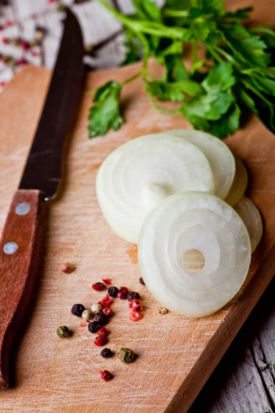 Cebolla fresca en rodajas y perejil —  Fotos de Stock