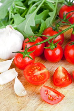 taze domates, rucola ve sarımsak