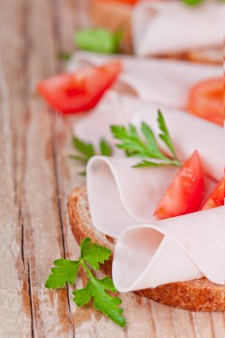 dilimlenmiş jambon, domates ve maydanoz ile ekmek