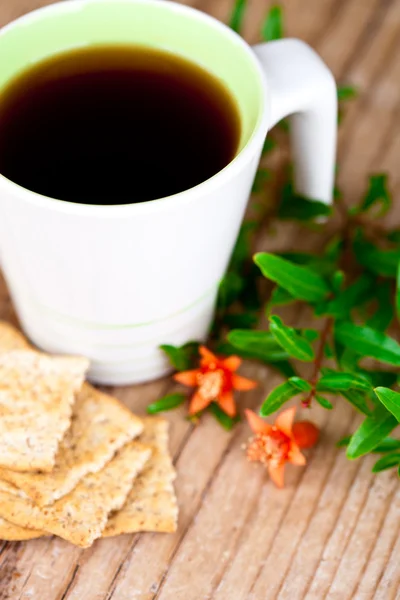 Xícara de chá e biscoitos no café da manhã — Fotografia de Stock