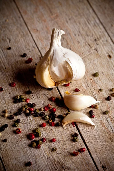 Frischer Knoblauch und Pfefferkörner — Stockfoto