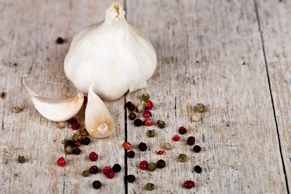 Fresh garlic and peppercorns — Stock Photo, Image