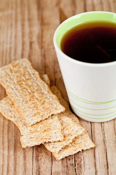 Tasse Tee und Cracker — Stockfoto