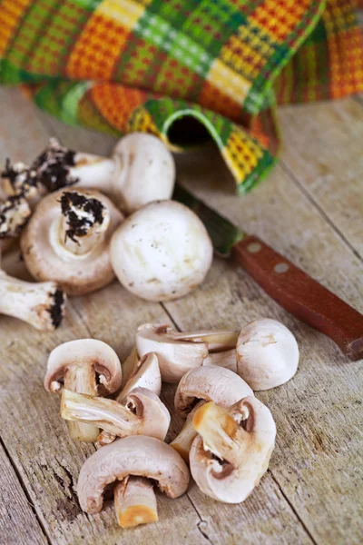 Champiñones frescos y cuchillo viejo — Foto de Stock