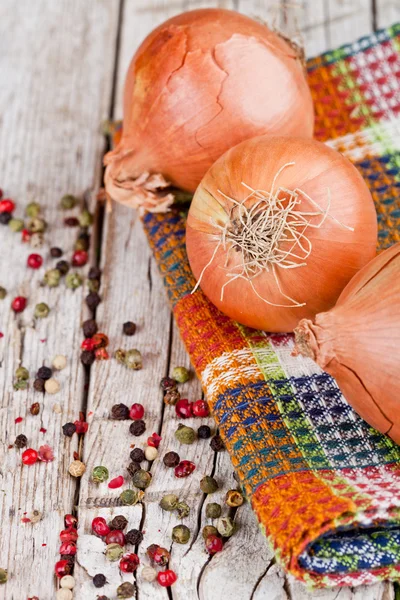 Cebollas frescas y granos de pimienta —  Fotos de Stock