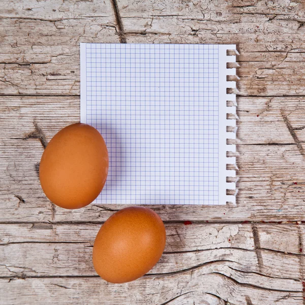 鸡蛋和空白纸张 — 图库照片