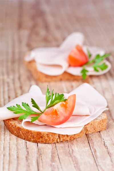 Pão com presunto fatiado, tomate fresco e salsa — Fotografia de Stock