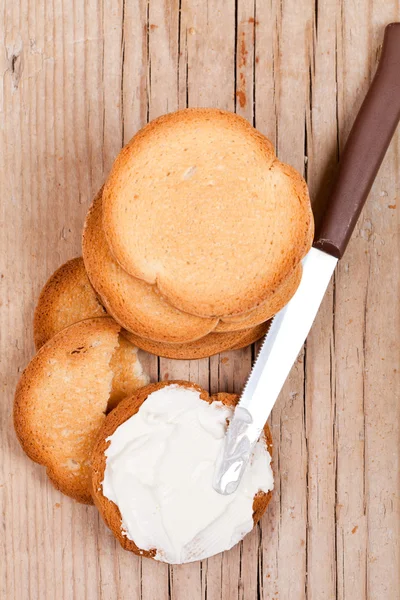 Cracker snack con crema di formaggio — Foto Stock