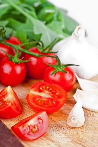 Fresh tomatoes, rucola and garlic — Stock Photo, Image
