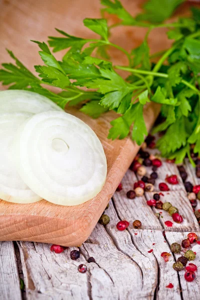 Fresh sliced onion, peppercorns and parsley — Stock Photo, Image