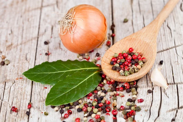 Fresh onions and peppercorns — Stock Photo, Image