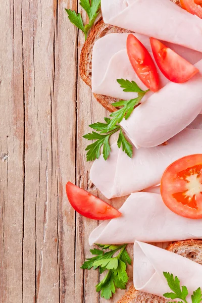 Pão com presunto fatiado, tomate fresco e salsa — Fotografia de Stock